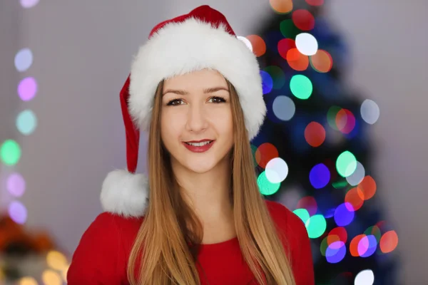 Junges Mädchen im geschmückten Weihnachtszimmer — Stockfoto