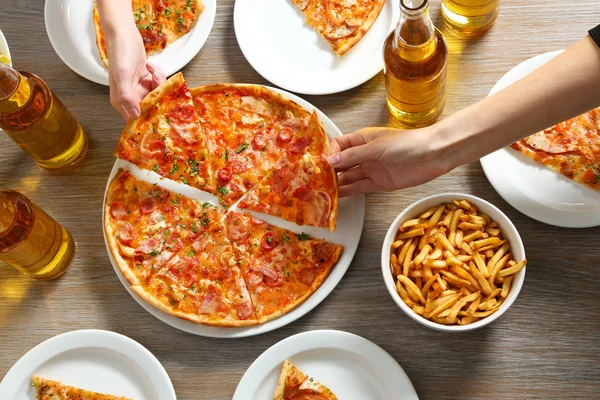 Festa com pizza quente e bebidas — Fotografia de Stock