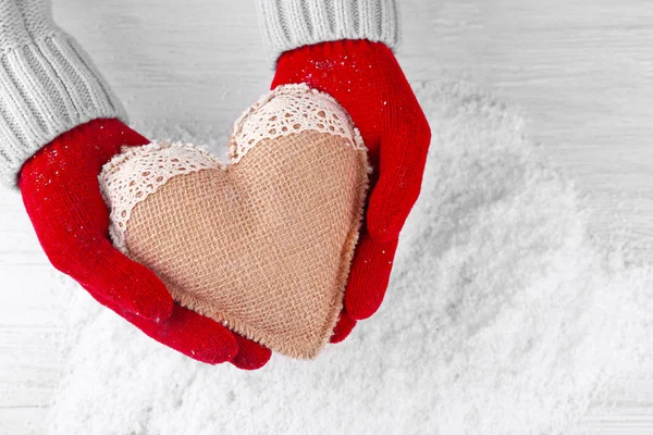 Manos en guantes rojos cálidos —  Fotos de Stock