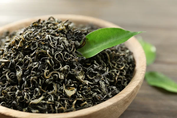 Suchej herbaty z zielonych liści w misce — Zdjęcie stockowe