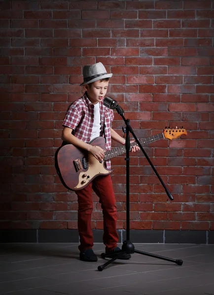 Niño tocando guitarra — Foto de Stock