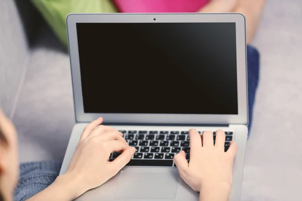 Mulher sentada no sofá com laptop — Fotografia de Stock