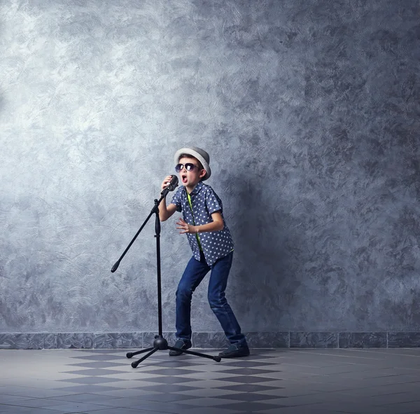 Little boy singing with microphone — Stock Photo, Image