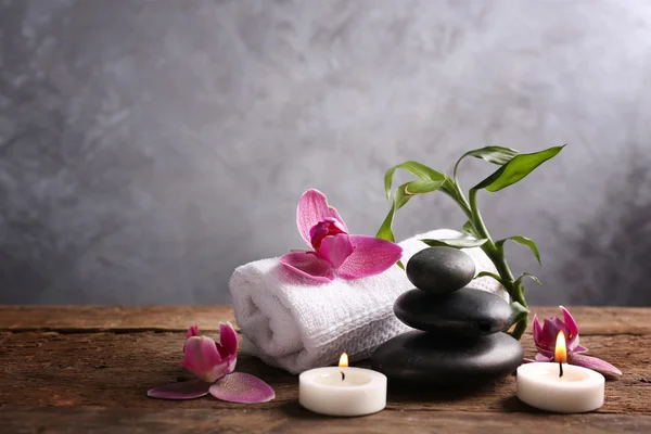 Piedras de spa con velas —  Fotos de Stock