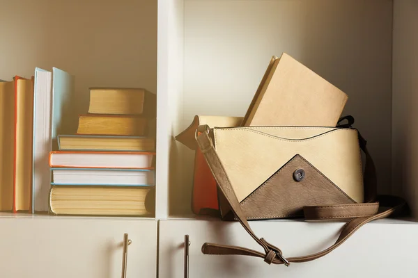 Kvinnliga handväska med böcker — Stockfoto