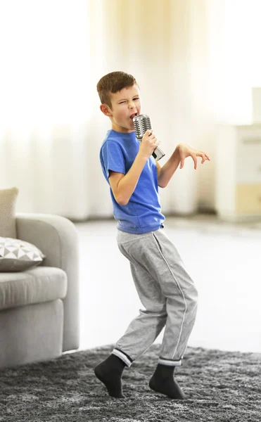 Niño cantando con micrófono — Foto de Stock