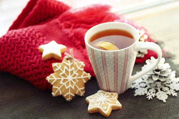 Belle composition hivernale avec tasse de boisson chaude, sur table en bois — Photo