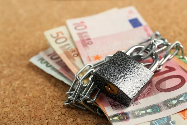 Notas de euro com cadeado — Fotografia de Stock