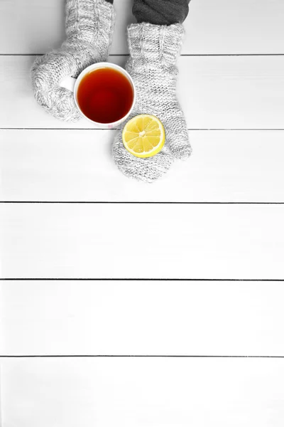 Mãos femininas segurando xícara de bebida quente — Fotografia de Stock