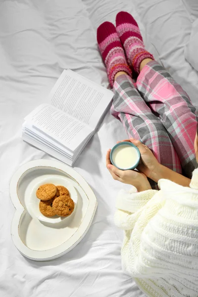 Frau im Schlafanzug liest Buch — Stockfoto