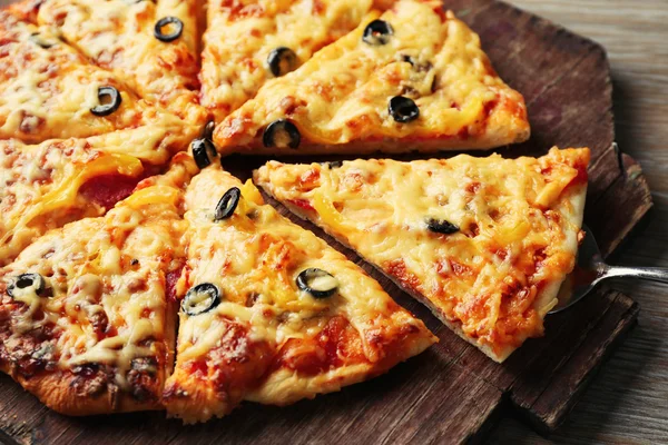 Leckere geschnittene Pizza — Stockfoto