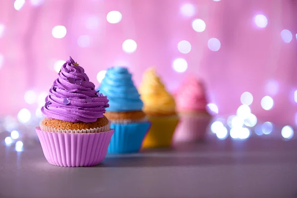 Cupcakes med lila grädde glasyr — Stockfoto