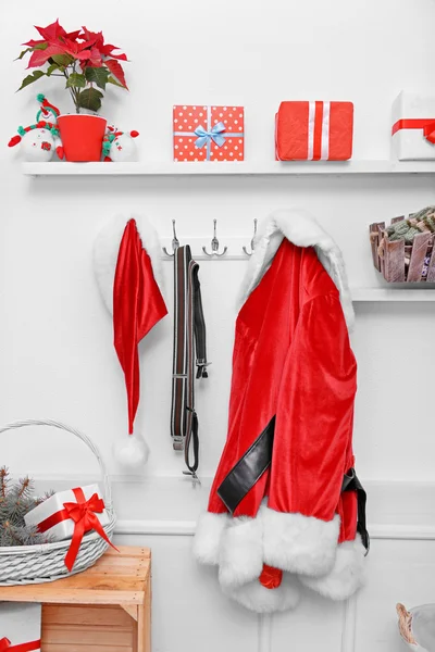 Weihnachtsmann-Kostüm aufhängen — Stockfoto