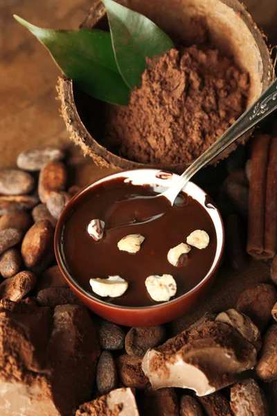 Aromatische cacao oogst met lekkere chocolade op houten achtergrond, close-up — Stockfoto