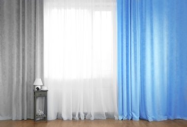 Küçük ahşap masa lambası ile 