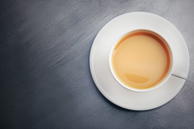 Porselen fincan sütlü çay