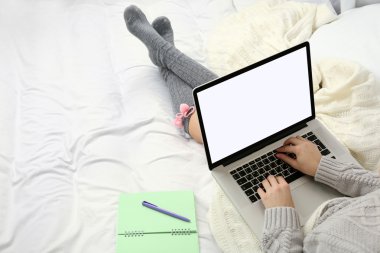 Dizüstü bilgisayar kullanan kadın 