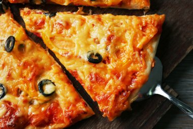 Güzel dilimlenmiş pizza