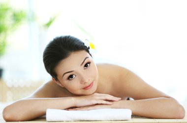 salonda rahatlatıcı kadın