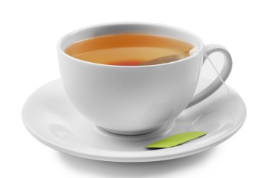 Beyaz arka planda izole edilmiş bir fincan çay.