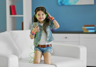 Güzel küçük kız.   