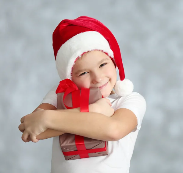 Garçon en chapeau de Père Noël — Photo