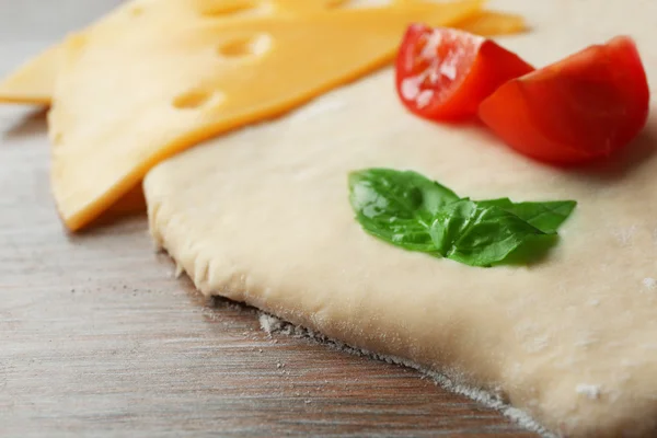 Färska ingredienser för att förbereda pizza — Stockfoto