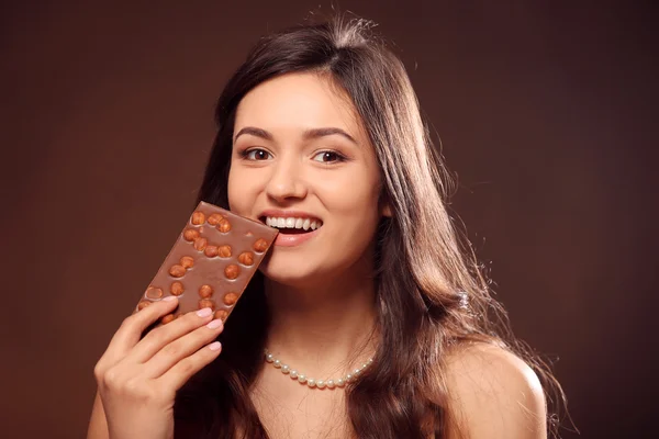 Jovem atraente com chocolate — Fotografia de Stock