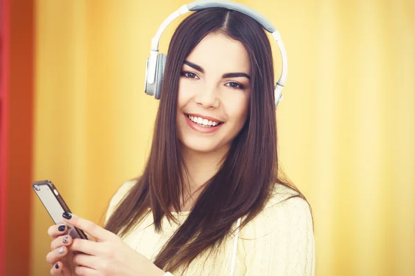 Mujer con auriculares escuchando música —  Fotos de Stock