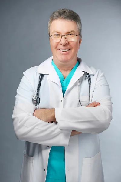 Un médico guapo con estetoscopio — Foto de Stock