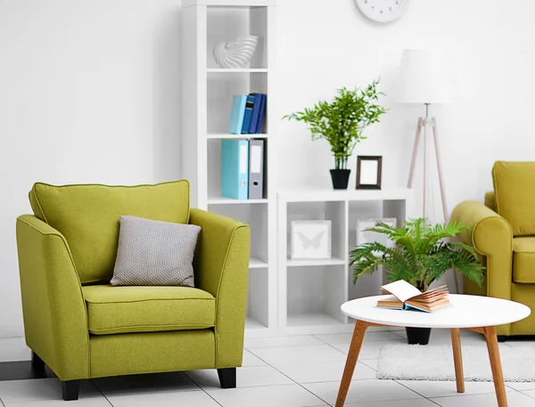 Sala de estar interior com mobiliário verde — Fotografia de Stock
