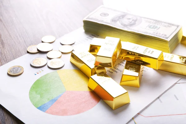 Barras de ouro com notas de dólar — Fotografia de Stock