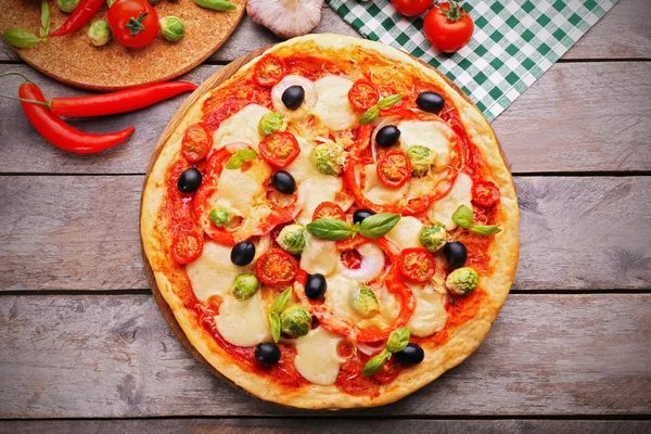 Deliciosa pizza con queso y verduras —  Fotos de Stock