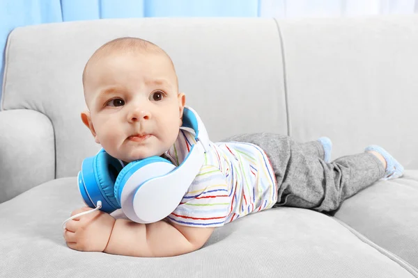 Lindo bebé con auriculares — Foto de Stock