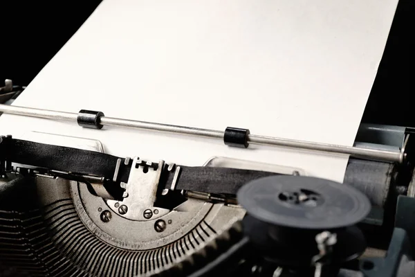 Παλιά γραφομηχανή με χαρτί — Φωτογραφία Αρχείου
