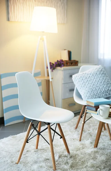 Дизайн кімнати з білими меблями — стокове фото