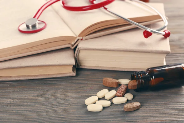 Books, pills and stethoscope — Stock Photo, Image