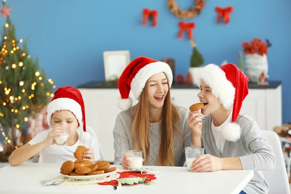 Enfants heureux dans la chambre de Noël — Photo