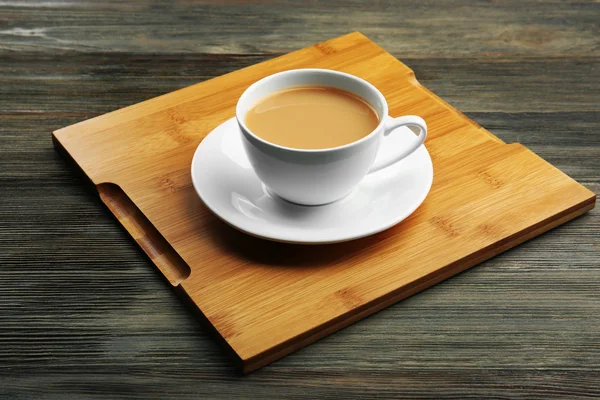 Tazza di tè in porcellana con latte su vassoio di legno, da vicino — Foto Stock