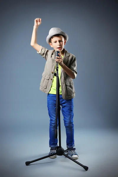 Kleiner Junge singt mit Mikrofon — Stockfoto