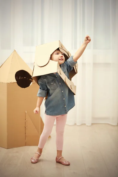 Pequena Menina Bonito Capacete Astronauta Brincando Com Foguete Espacial Papelão — Fotografia de Stock