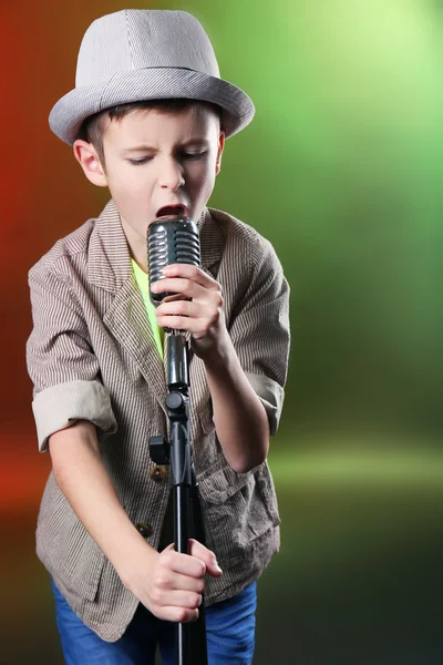 Niño cantando con micrófono — Foto de Stock