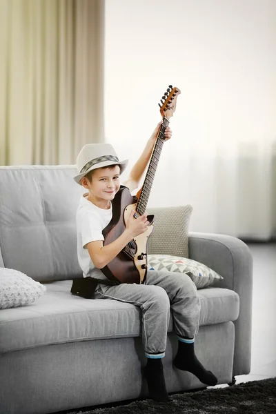 Niño tocando guitarra —  Fotos de Stock