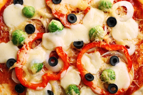 Delicious pizza with cheese and vegetables closeup — Stock Photo, Image