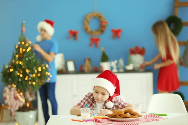 Menino Alegre Escrevendo Uma Carta Papai Noel Perto — Fotografia de Stock