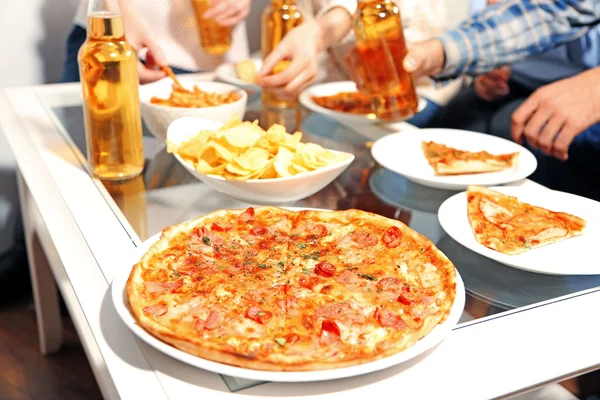 Festa amigável com pizza quente e bebidas, close-up — Fotografia de Stock