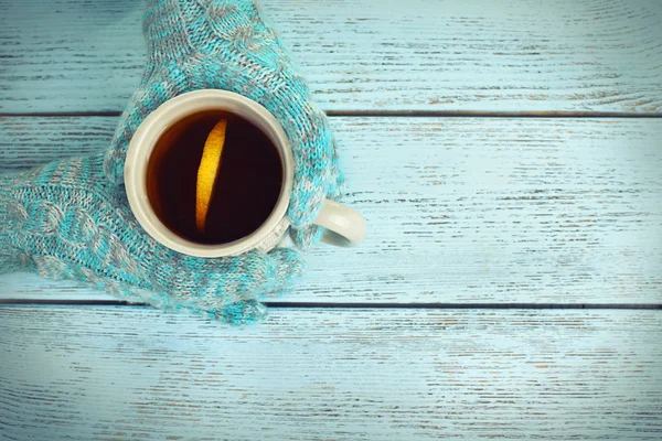 Manos femeninas sosteniendo taza de bebida caliente —  Fotos de Stock