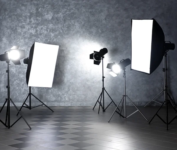 Estúdio fotográfico com equipamento de iluminação — Fotografia de Stock