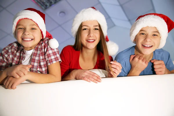 Счастливые дети в Рождественской комнате — стоковое фото