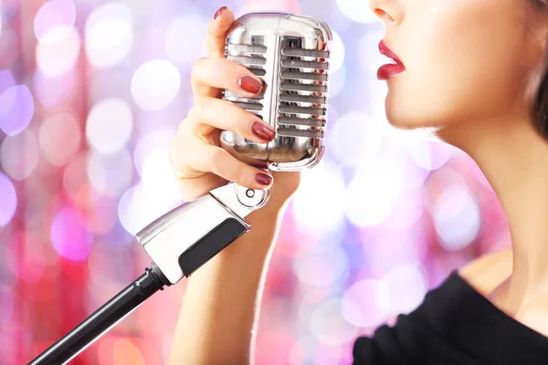 Jeune femme mignonne avec microphone rétro — Photo